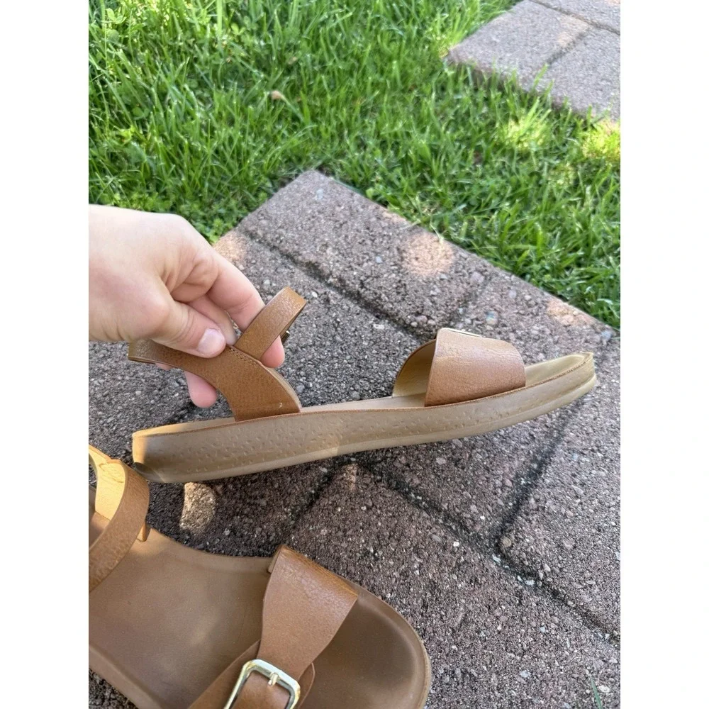 Forever Comfort Tan Faux Leather Buckle Flat Adjustable Strappy Sandals Size 8